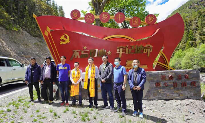 尊龙凯时集团党委书记、董事长任丁率队赴麻格同村推进对口帮扶工作