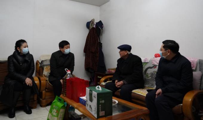 省国资委党委委员、副主任任兴文春节前夕带队走访慰问尊龙凯时集团老党员