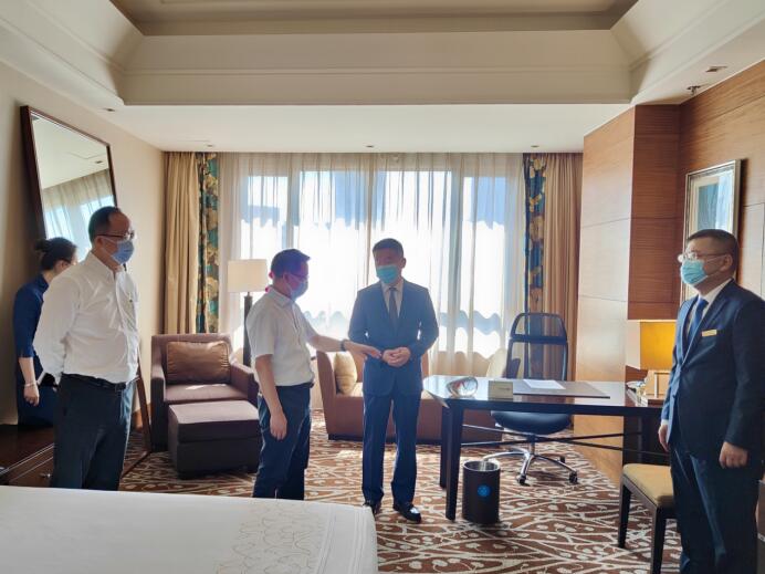 集团党委委员、董事郑贵林检查指导酒店疫情防控和防汛工作