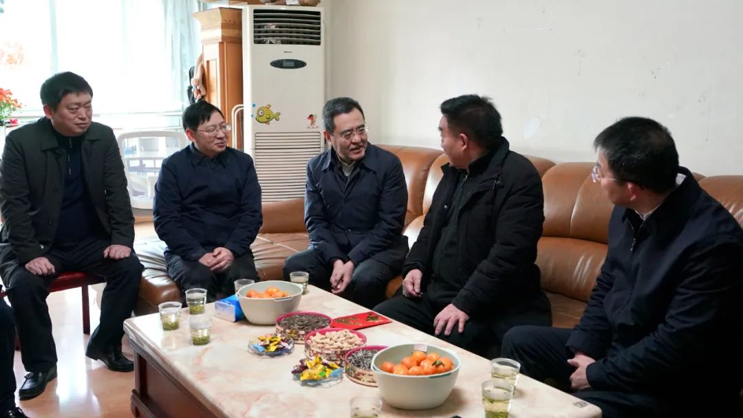 省国资委党委书记、主任冯文生等领导走访慰问省尊龙凯时集团老党员、老干部