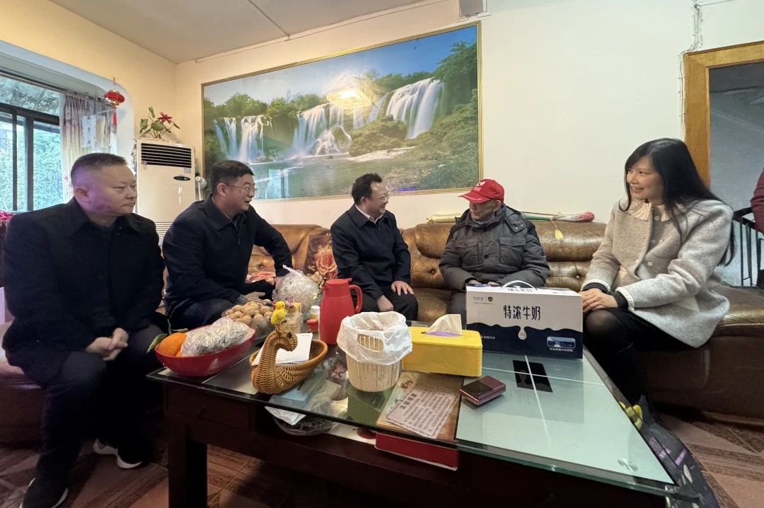 省国资委党委委员、副主任何政走访慰问省尊龙凯时集团老党员、老干部